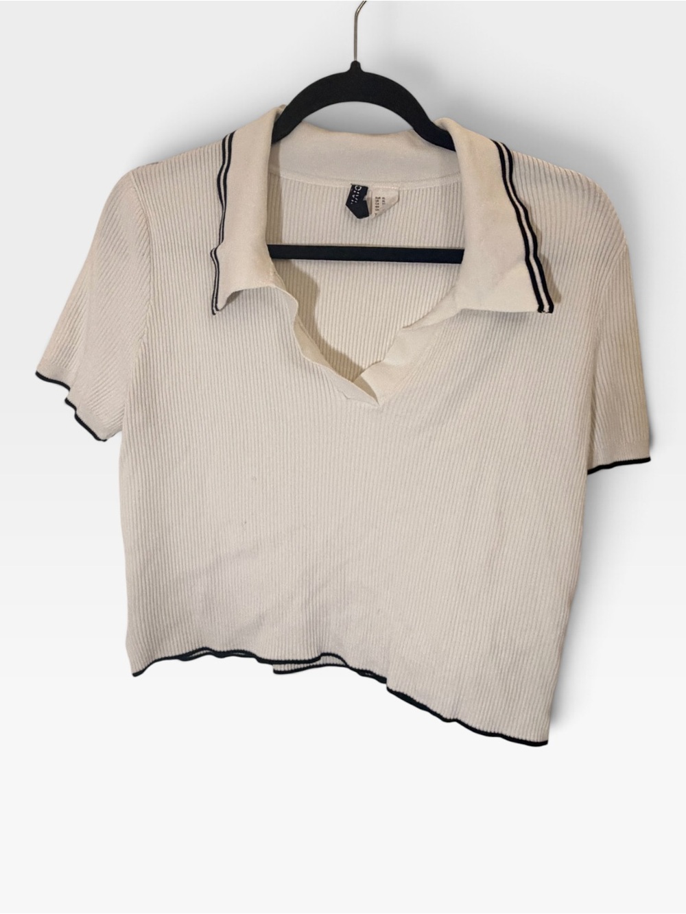 (Size XL) H&M Divided White & Black Ribbed V-Neck Polo Top